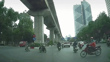 Đứng tim với pha đánh lái tránh xe máy sang đường bất ngờ