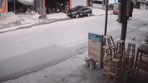 Khoảnh khắc xe ô tô con bất ngờ va vào xe đang đỗ, lật ngửa giữa đường