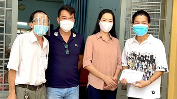 NSƯT Trịnh Kim Chi hỗ trợ cho 180 công nhân hậu đài sân khấu ở TP.HCM