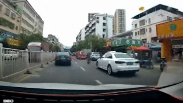 Ô tô đang chạy bất ngờ nổ tung trên đường phố