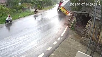 Trời mưa, xe container lật nghiêng khi vào cua tốc độ cao