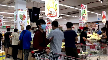 Siêu thị vẫn tấp nập người mua ngày đầu giãn cách theo Chỉ thị 16