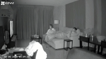Khoảnh khắc kinh hoàng ập đến trong lúc cặp đôi đang trên sofa