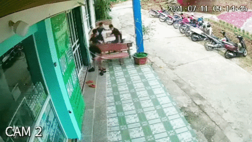 Ôtô bất ngờ lao từ trên đê xuống, 3 thanh niên hoảng hốt tháo chạy