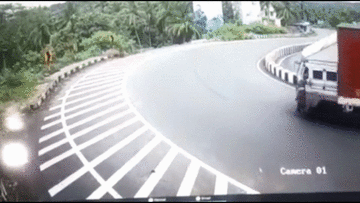 Phóng nhanh vào cua tốc độ cao, xe tải phi thẳng xuống vực