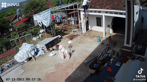 Leo thang lên mái nhà, người đàn ông gặp tai nạn đáng sợ sau vài giây