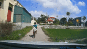 Bé trai đi xe đạp lao thẳng vào ô tô, hành động đẹp của tài xế gây chú ý