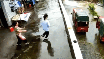 Khoảnh khắc mẹ phản xạ cực nhanh cứu con gái suýt rơi khỏi tòa nhà