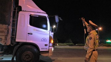 Quay đầu xe trong đêm vì không có giấy xét nghiệm Covid-19