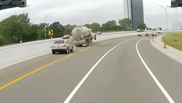 Xe bồn phát nổ sau khi đâm vào dải phân cách