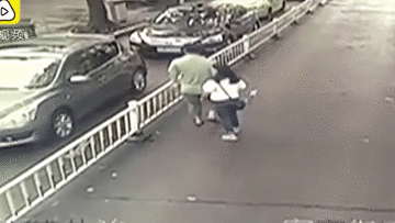 Nhầm chân ga, nữ tài xế lùi xe húc bay người đi bộ