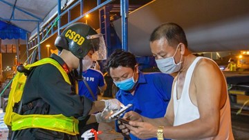 Tài xế khai báo y tế bằng mã QR tránh ùn tắc trước khi vào TP.HCM