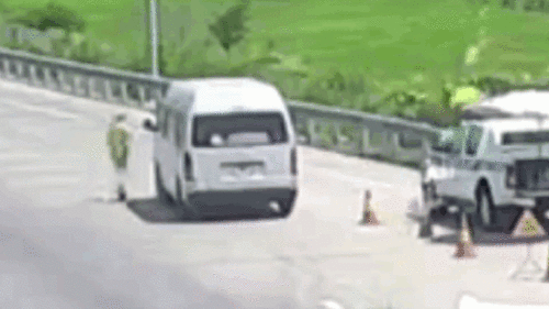 Tài xế tông thẳng xe vào CSGT tại chốt kiểm dịch Covid-19