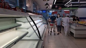 Dân đổ xô đi mua thực phẩm, nhiều kệ hàng siêu thị ở Hà Nội trống trơn