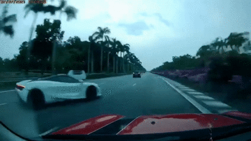Siêu xe McLaren 720S nát bét sau tai nạn