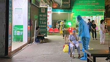 Lấy mẫu xét nghiệm trong đêm người từng đến nhà thuốc trên phố Láng Hạ