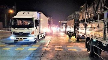 Chốt kiểm soát cửa ngõ Hà Nội ùn 2km, nhiều tài xế thiếu giấy xét nghiệm