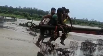 Dùng cần cẩu giải cứu 4 công nhân bị mắc kẹt giữa dòng lũ xiết