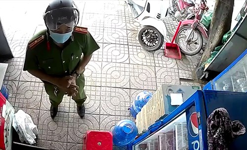 Chiến sĩ công an chỉ mất 38 giây thuyết phục người dân đóng cửa hàng
