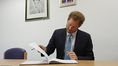 Hoàng tử Harry bí mật viết hồi ký triệu đô, Hoàng gia Anh lo lắng