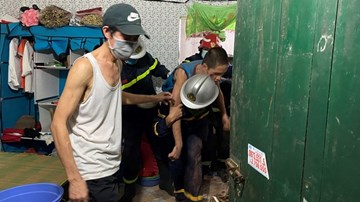 Nín thở xem cảnh sát Hà Nội đục tường giải cứu thiếu niên bị mắc kẹt