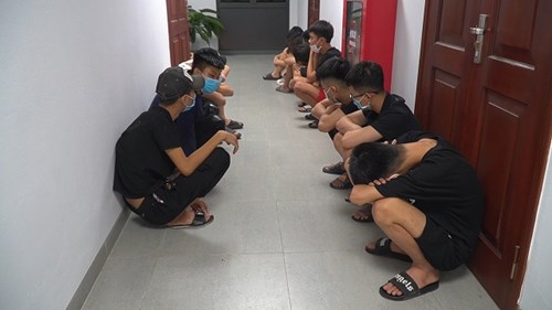 Tạm giữ nhóm thanh niên trốn từ Bắc Ninh sang Hà Nội bốc đầu xe