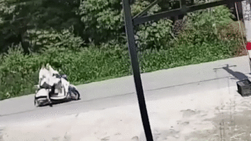 Xe máy bất ngờ bị treo ngược lên không trung, cặp đôi ngã ngửa trên đường