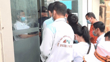 Hà Nội: Hàng trăm người chen lấn, xô đẩy vào xét nghiệm Covid-19