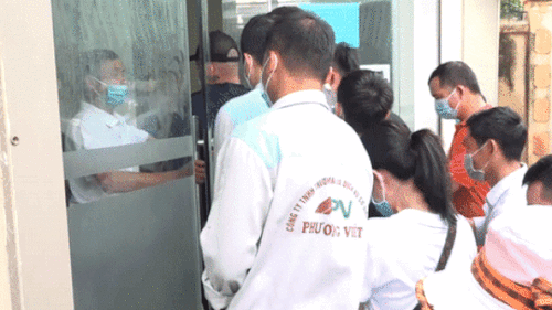 Hà Nội: Hàng trăm người chen lấn, xô đẩy vào xét nghiệm Covid-19