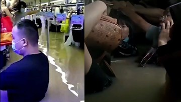 Hành khách ngập hơn nửa người, mắc kẹt trong tàu điện ngầm ở Trung Quốc