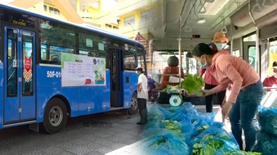 TP.HCM: Độc đáo ‘siêu thị trên xe buýt’ bán hàng bình ổn giá cho dân