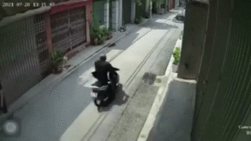 Lao như tên bắn trong ngõ nhỏ, nam thanh niên tông trúng người đi đường