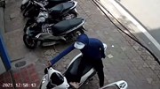 Thanh niên dùng chân bẻ khóa xe SH nhanh như chớp trên phố Hà Nội