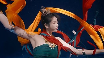 Nữ vũ công múa tuyệt đẹp dưới nước được mệnh danh là ‘thần sông’