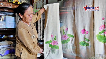 Người 'biến' cuống sen thành khăn lụa cao cấp, đưa đi khắp thế giới