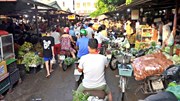 Chợ Hà Nội đông nghẹt từ sáng sớm, phải đóng bớt cửa để giãn cách