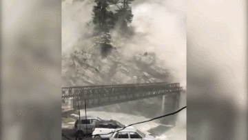 Khoảnh khắc lở đất làm sập cầu sắt kiên cố, 9 du khách thiệt mạng ở Ấn Độ