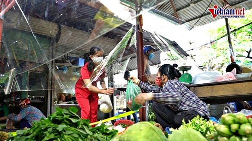 Chợ 'quây nilong' phòng Covid-19 độc đáo tại Hà Nội