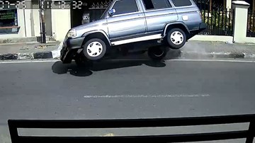 Ô tô ‘drift’ như phim hành động trước khi lật vì tránh chó sang đường