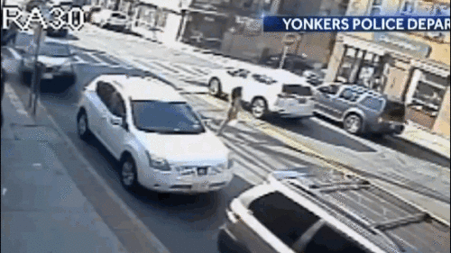 Cảnh sát dùng tay không nâng ô tô của tài xế say rượu cứu hai mẹ con