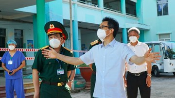 Phó Thủ tướng Vũ Đức Đam dẫn đoàn kiểm tra 2 bệnh viện tuyến đầu chống dịch