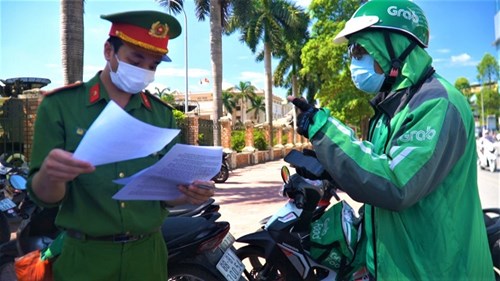 Hà Nội: Tài xế đi ship hàng cần điều kiện gì để không bị xử phạt?