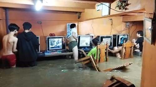 Các game thủ vẫn chăm chỉ ‘cày’ dù nước mưa ngập đến bụng
