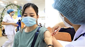 Người Hà Nội xếp hàng tiêm vắc xin, chiến dịch tiêm chủng lớn nhất bắt đầu