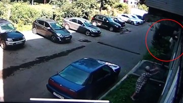 Người phụ nữ lớn tuổi bắt kịp bé trai rơi khỏi cửa sổ nhà chung cư