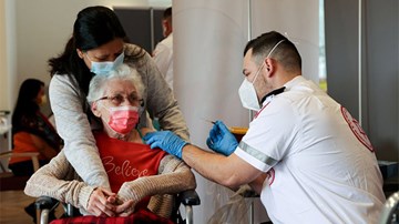 Israel triển khai tiêm mũi vắc-xin thứ 3, tổng thống là người tiêm đầu tiên