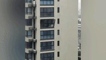 Gió cực mạnh giật bay cửa kính chung cư ở Trung Quốc