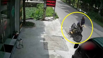 Cú nhảy cực nhanh của người đàn ông tránh xe tải lao thẳng vào người