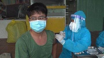 Theo chân đội tiêm vắc xin Covid-19 lưu động đầu tiên ở TP.HCM