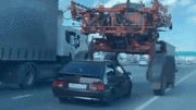 Tài xế liều lĩnh cho ô tô vượt qua gầm xe khổng lồ trên cao tốc